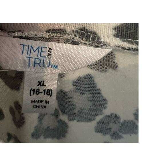 Time and Tru leopard long sleeve - Picture 2 of 3
